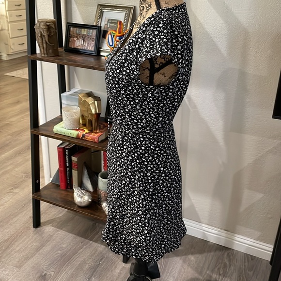 Black and white floral wrap dress - Picture 3 of 6